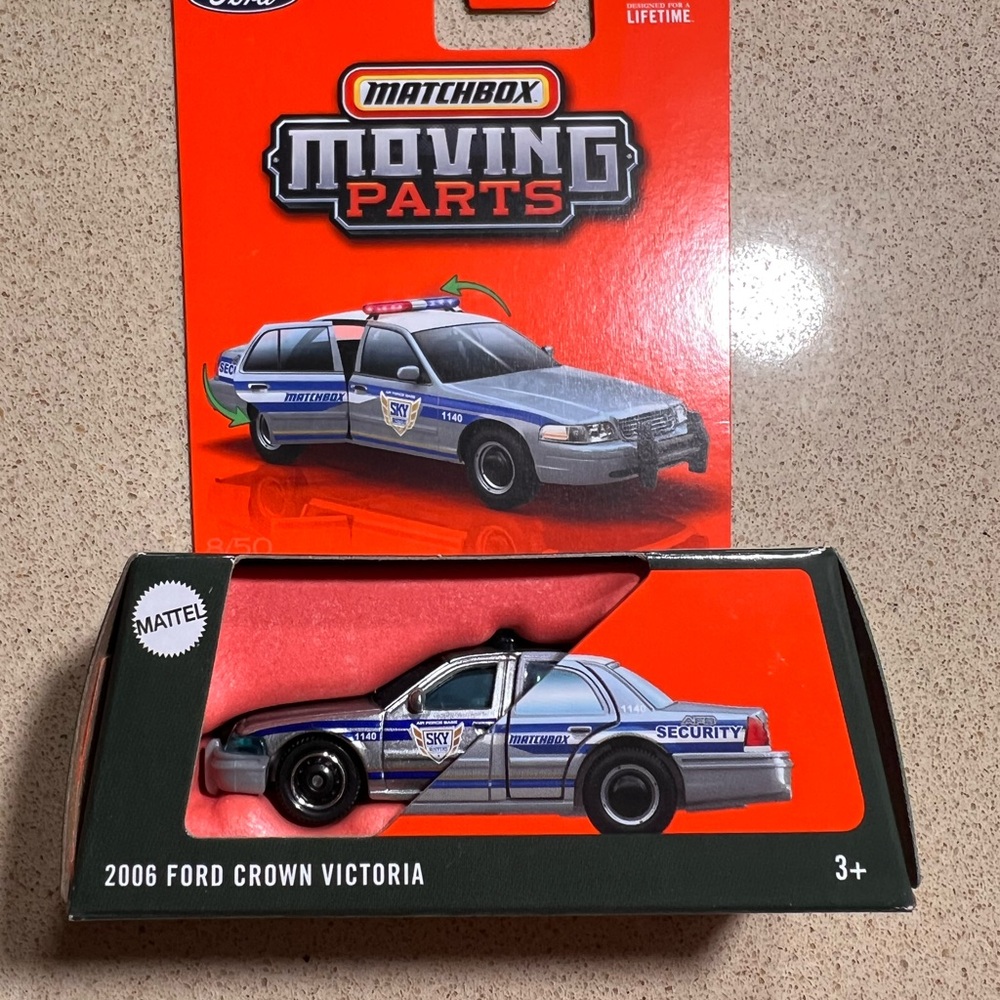 Matchbox Moving Parts 2006 Ford Crown Victoria Toy Car - Blue